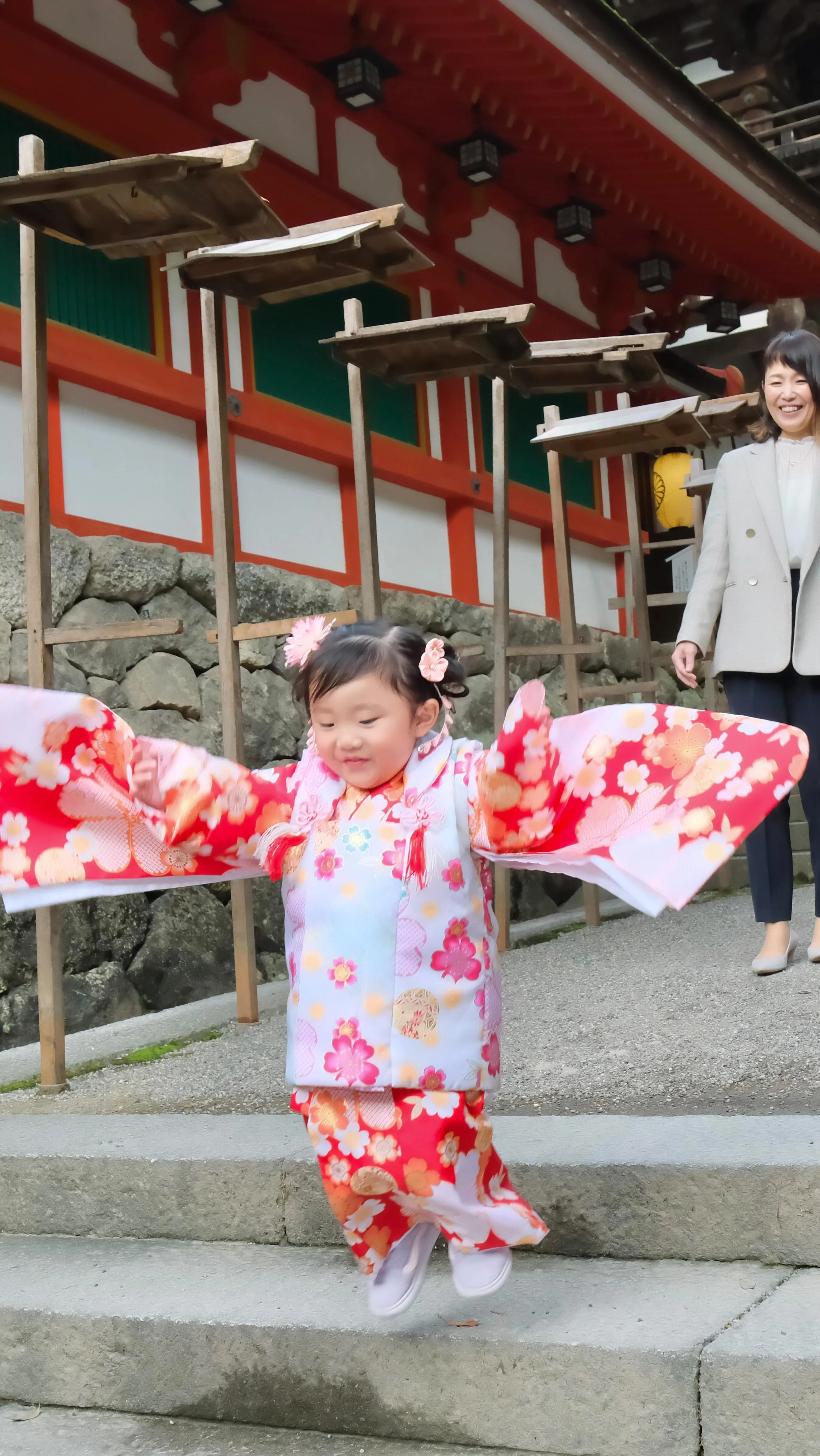 石上神宮で七五三は3歳女の子がノリノリジャンプ