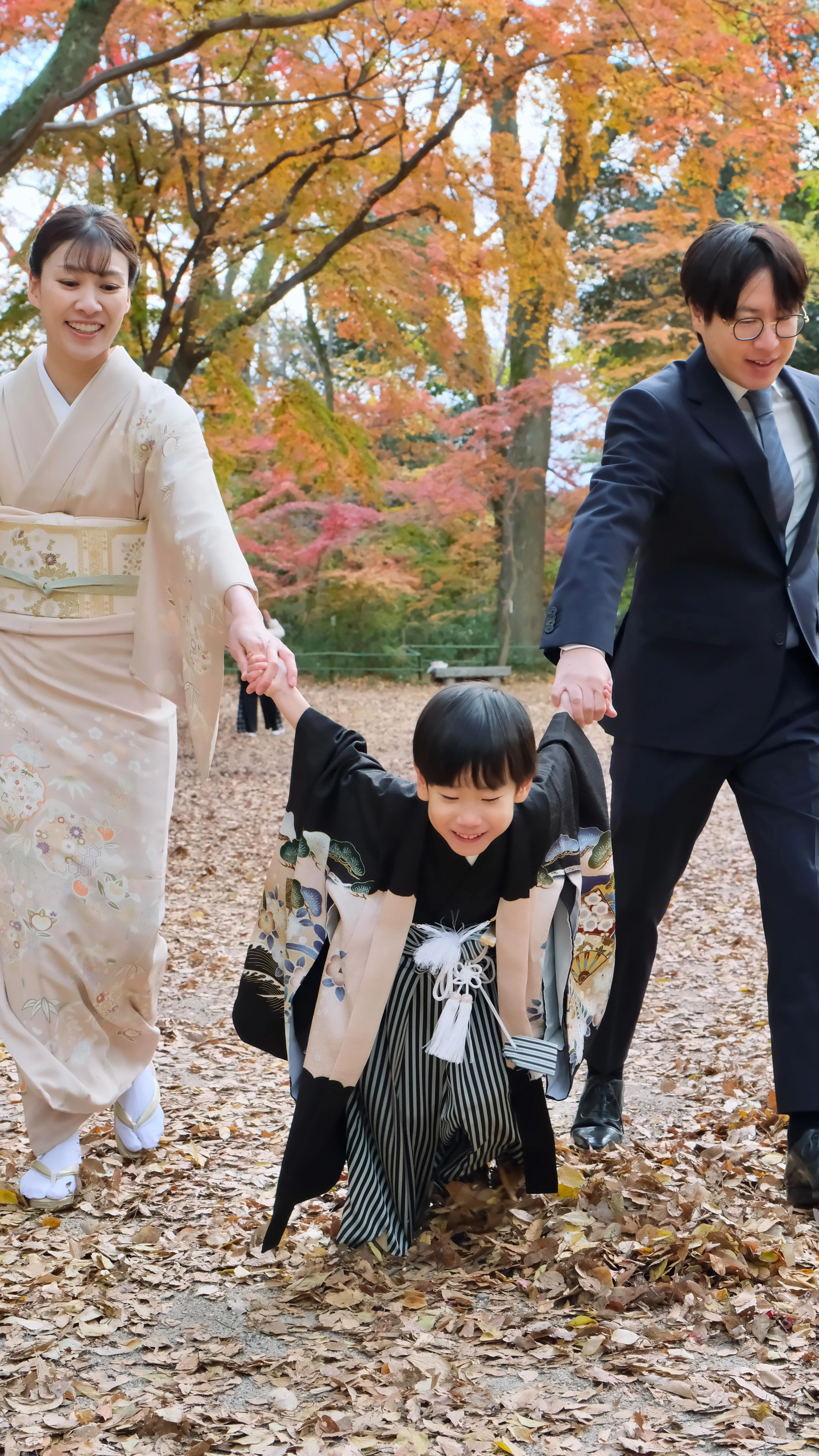 下鴨神社の七五三は紅葉の絨毯を走り回る