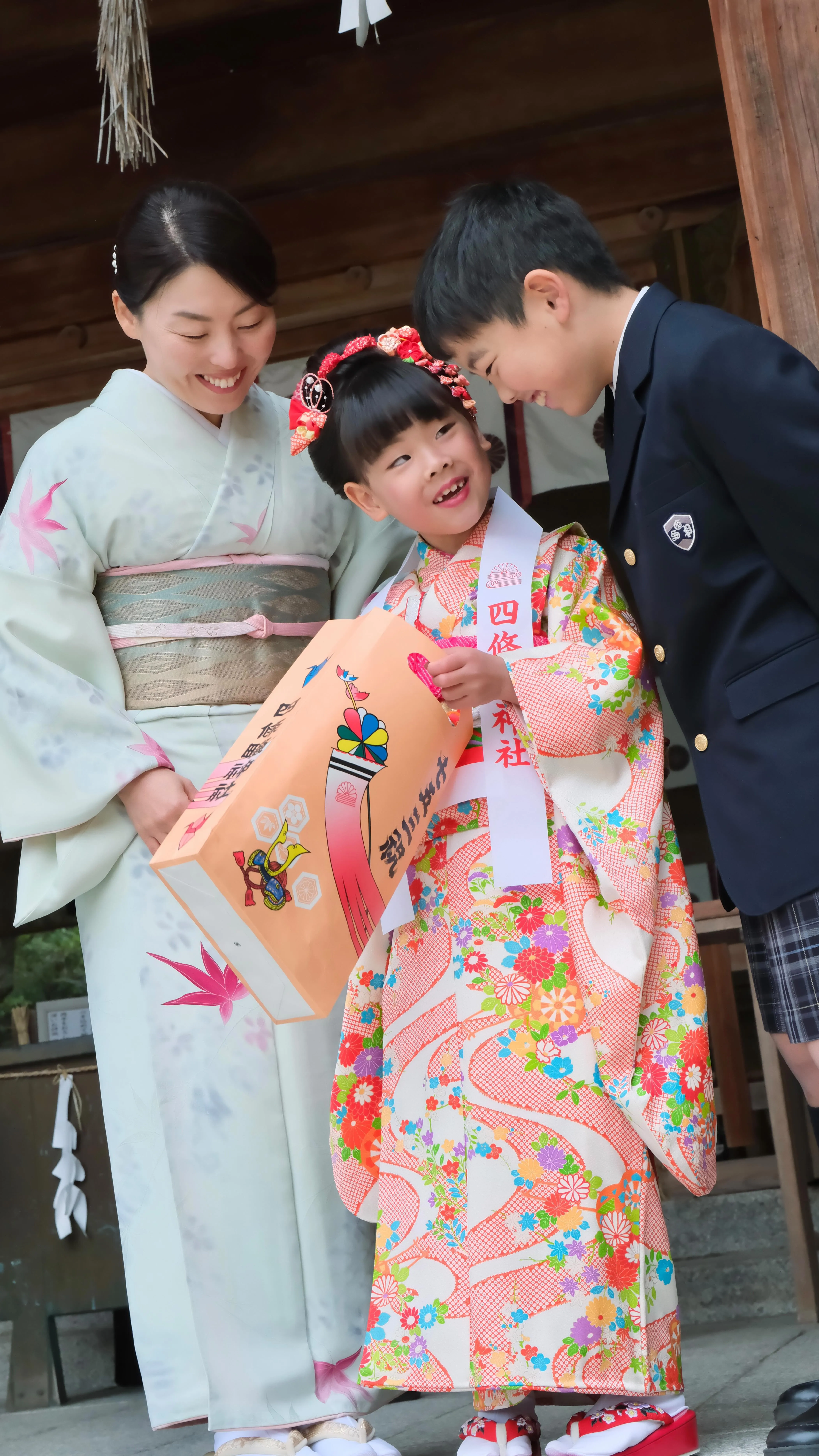 四條畷神社の七五三は7歳女の子が棋盤からジャンプ
