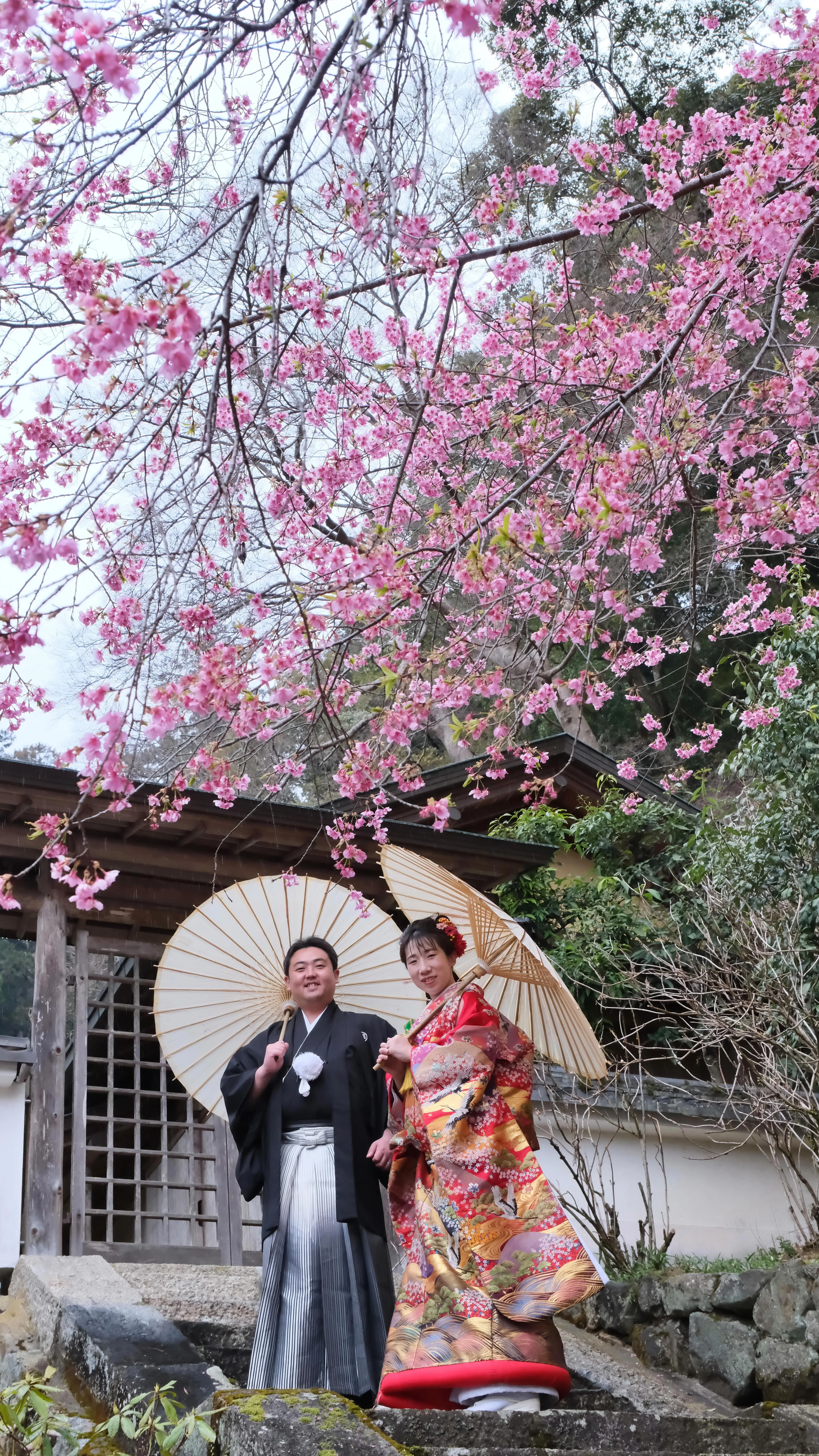 長谷寺の階段「登廊」を夫婦で歩む