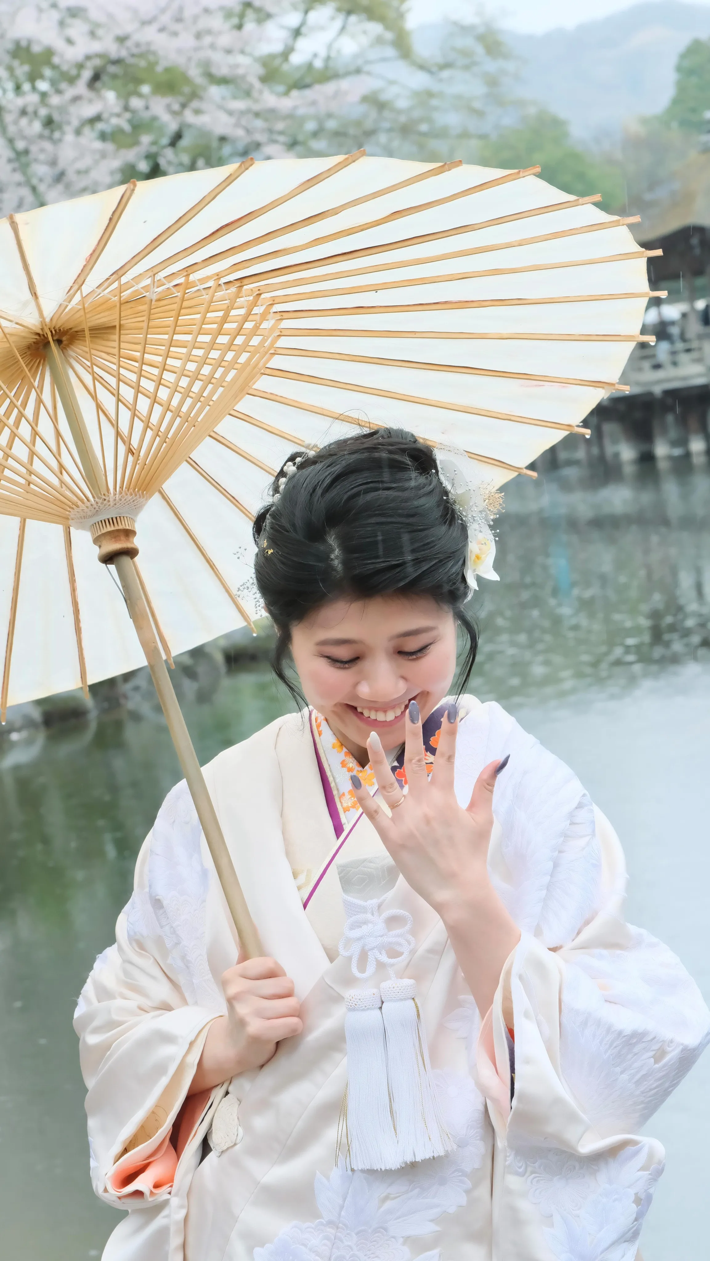 奈良公園で雨の桜で和装ウエディングフォト